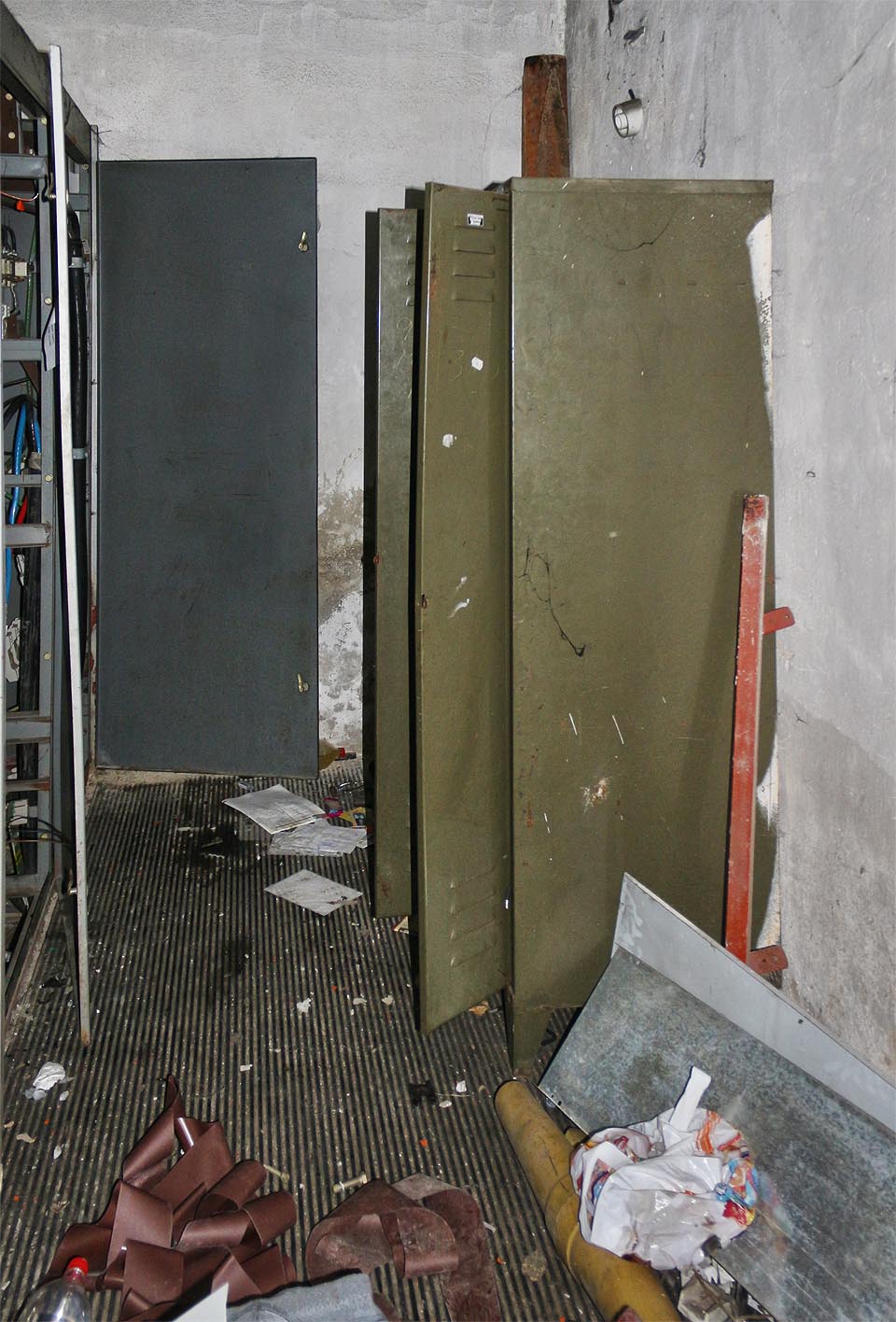 Nejlépe uzavřenou místnost vyplňují z větší části rozvodné skříně. Podlahu kryjí profilované gumové pásy, které bývaly dříve k vidění také v brněnských tramvajích.