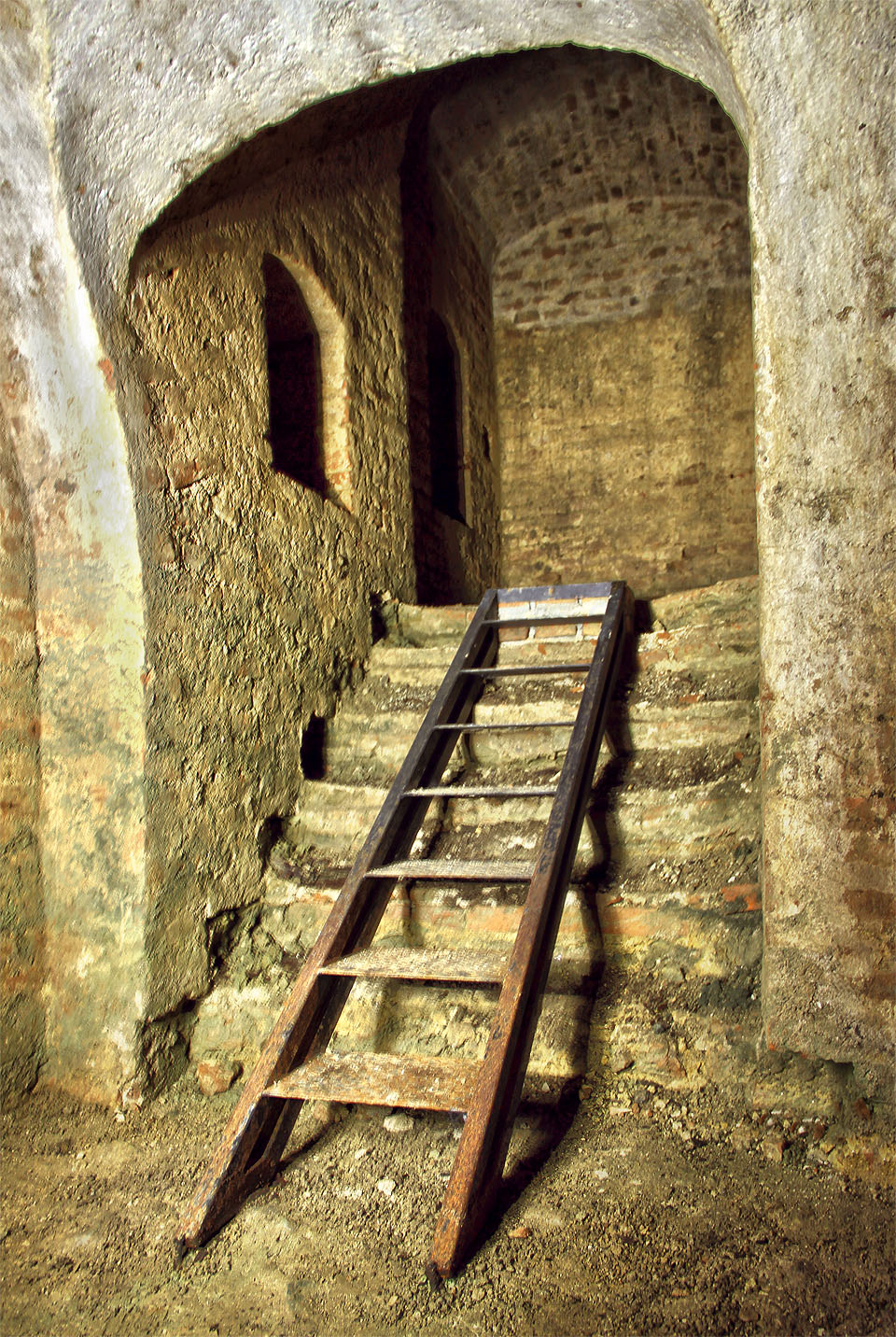 Napojení schodiště na hlavní podzemní místnost sklepení domu pod hradbami Špilberka.