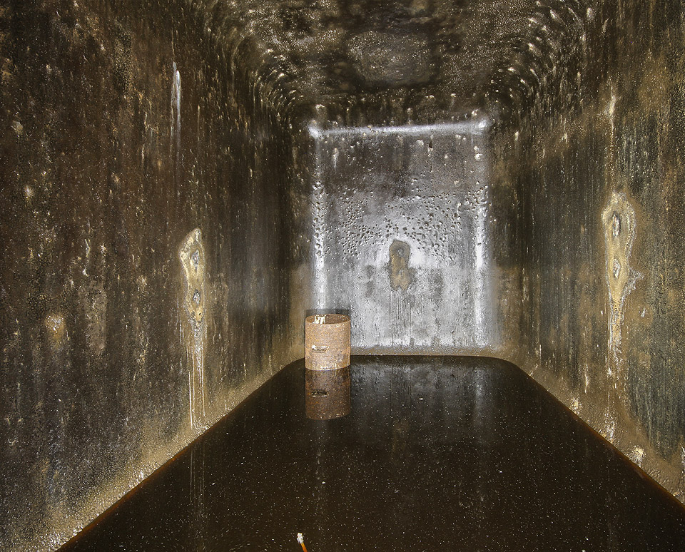 Je libo trošku tmavého piva? Elegantní nádrže se zaoblenými rohy byly původně přístupné pouze oválným potrubím v úrovni podlahy. Provádění oprav mikrotrhlin v betonu muselo být extrémně dobrodružnou činností.