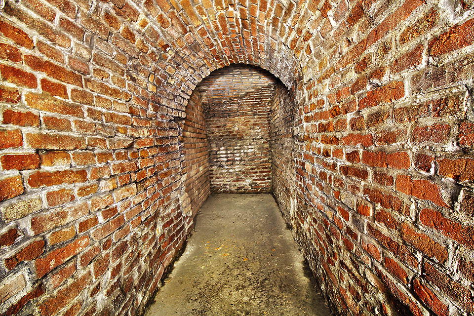 Nejzazším místem, kam bylo lze v roce 2015 podzemím doputovat je tato zazděná jižní chodba pod palácem Padowtzem.