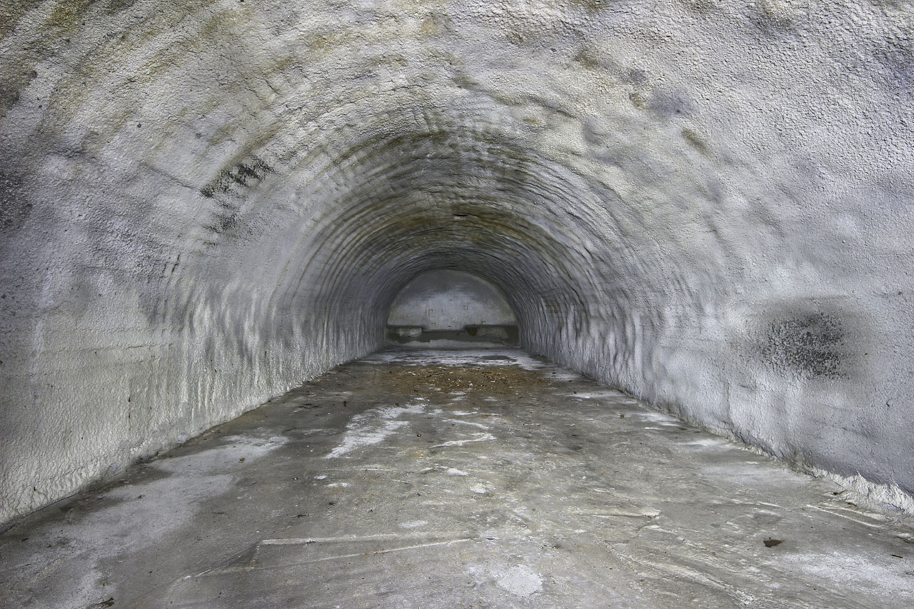 Prostřední z trojice sálů poněkud utrpěl nástřikem betonu na železné armovací sítě. Diskutabilní opatření sice prodloužilo životnost sklepů o několik století, na druhou stranu ale zničilo původní krásné cihlové zdivo.