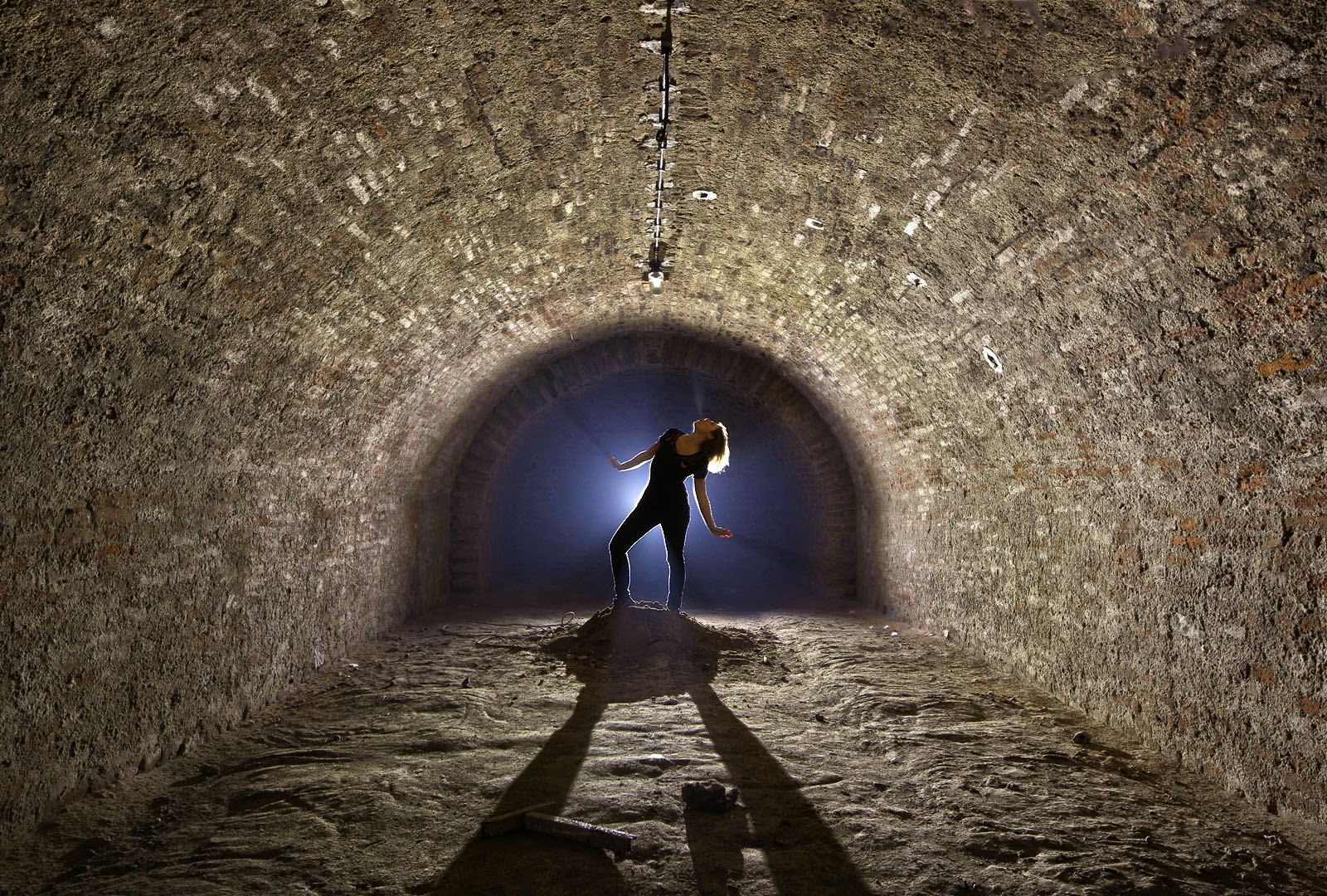 V podzemních labyrintech pod Brnem můžete narazit na leckoho. Tak třeba na odvážnou školačku (už ale chvíli po maturitě)…