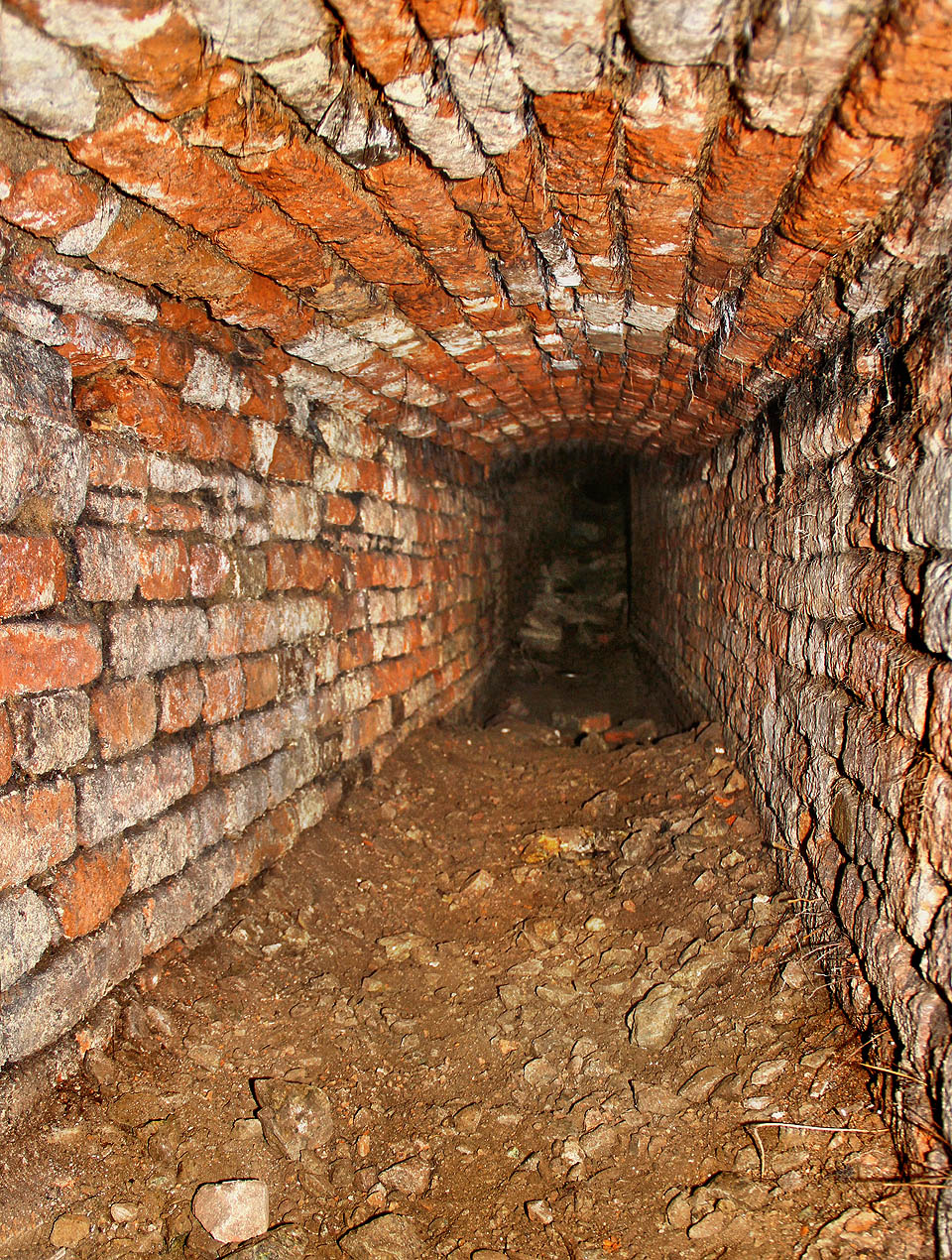 Po odbočení z Krysího kanálu vede štola pod hradbami přibližně vodorovně v dlouhých přímých úsecích.
