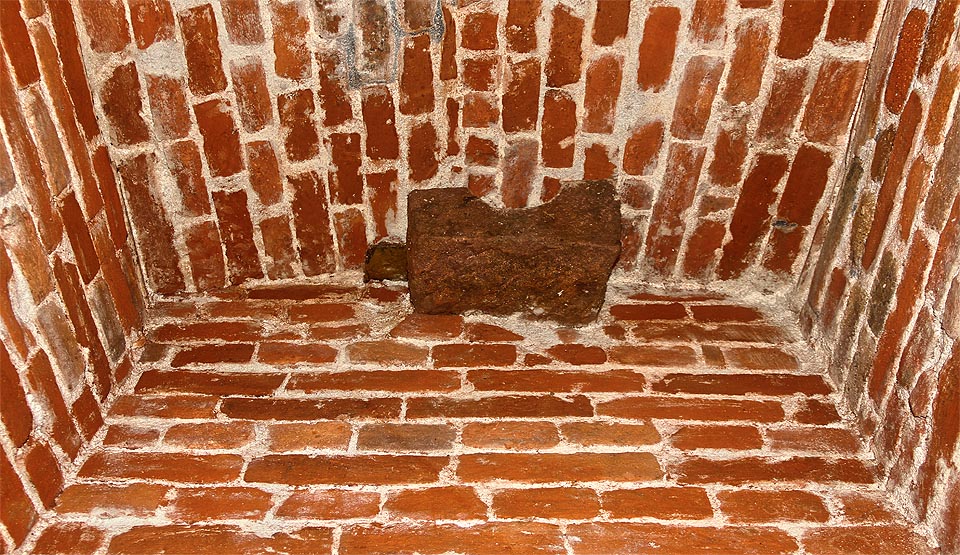 Kamenný žlábek na odpadní vodu ústí u stropu jedné z komor. Stáří může být až několik stovek let.