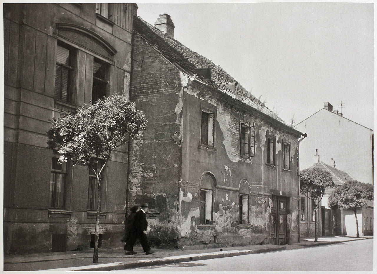 Část domu č. 16 a dům č. 14 na Trnité ulici v Brně. Foto z Archivu města Brna XII b 38.