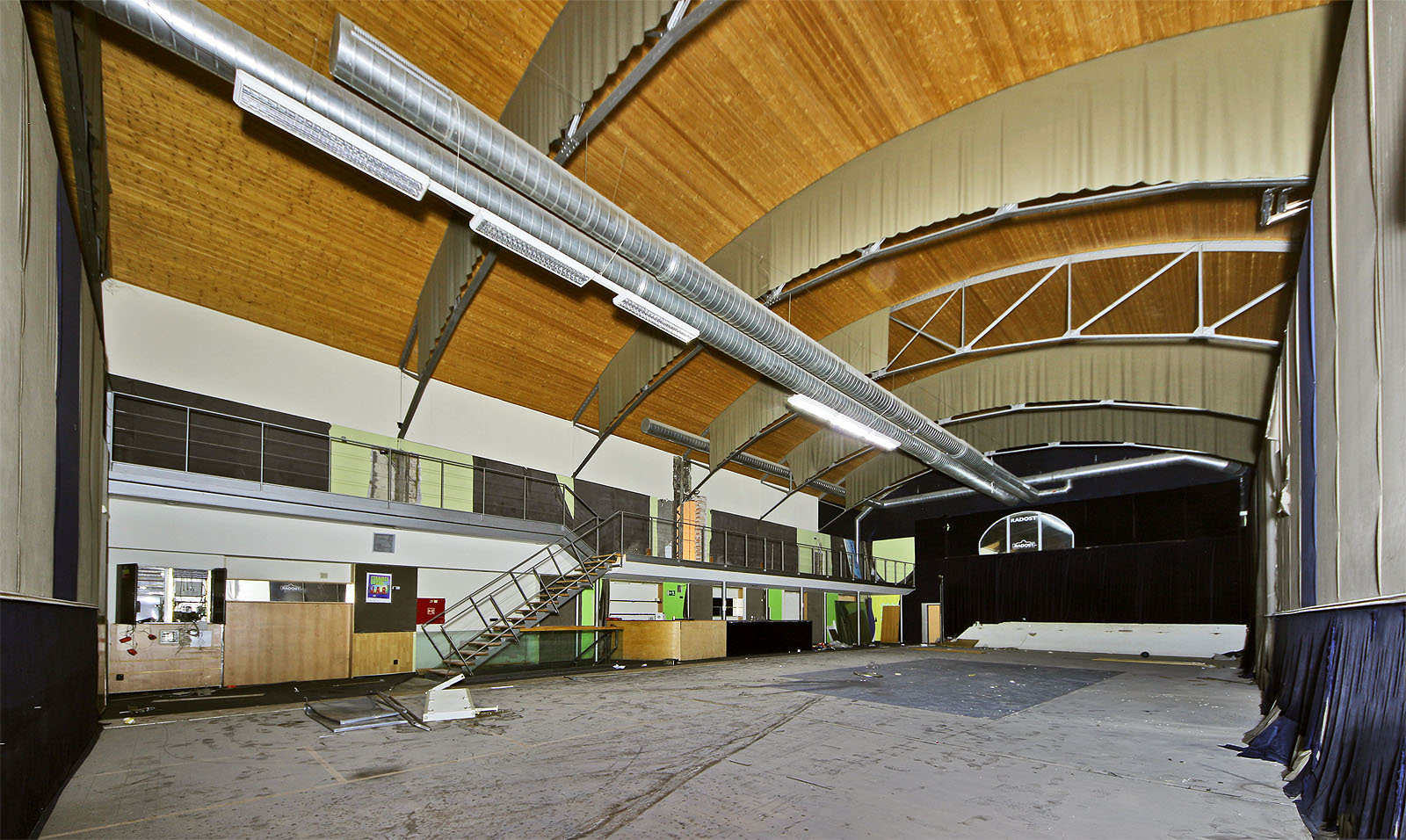 Hlavní sál - okna byla zevnitř zazděna pro potřeby kina, ocelová konstrukce střechy je však dobře patrná dodnes.