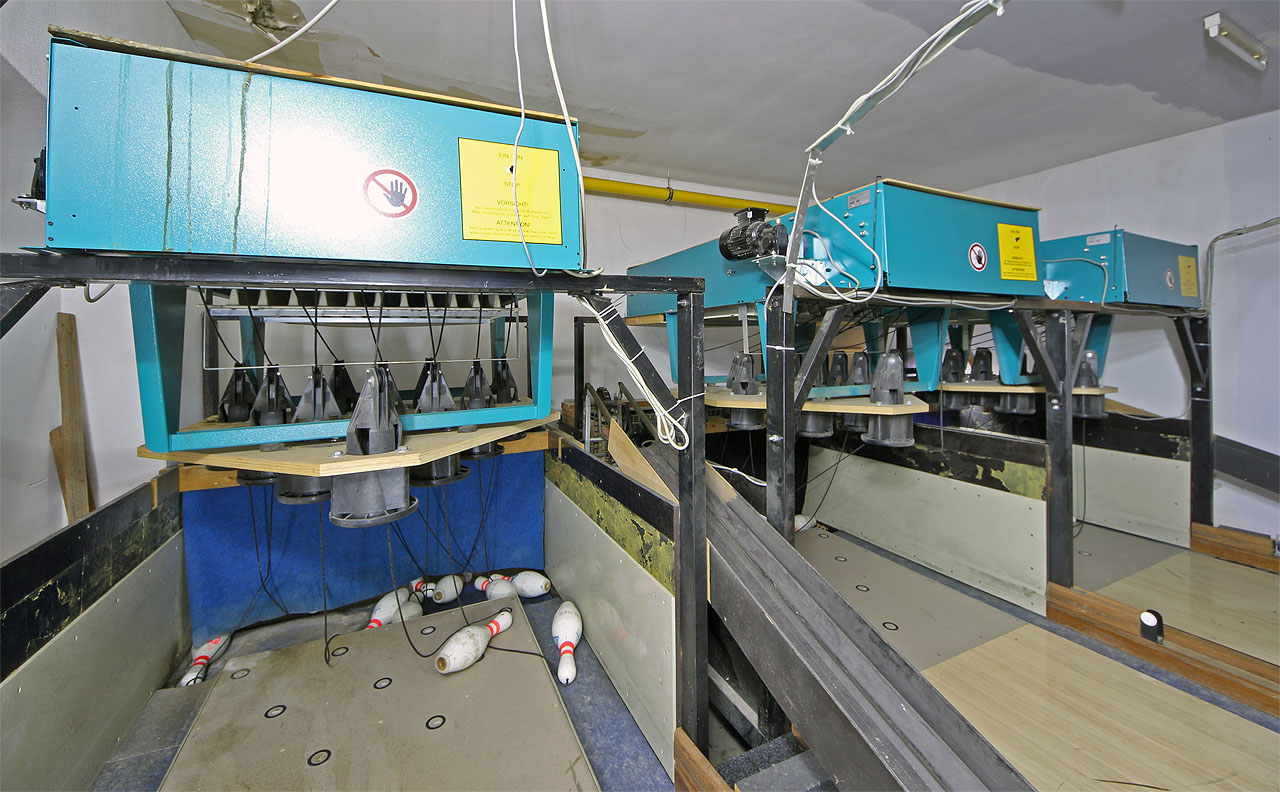 Případní hráči si nicméně kuželky musí postavit sami. Elektřina tu nejde už od roku 2019.