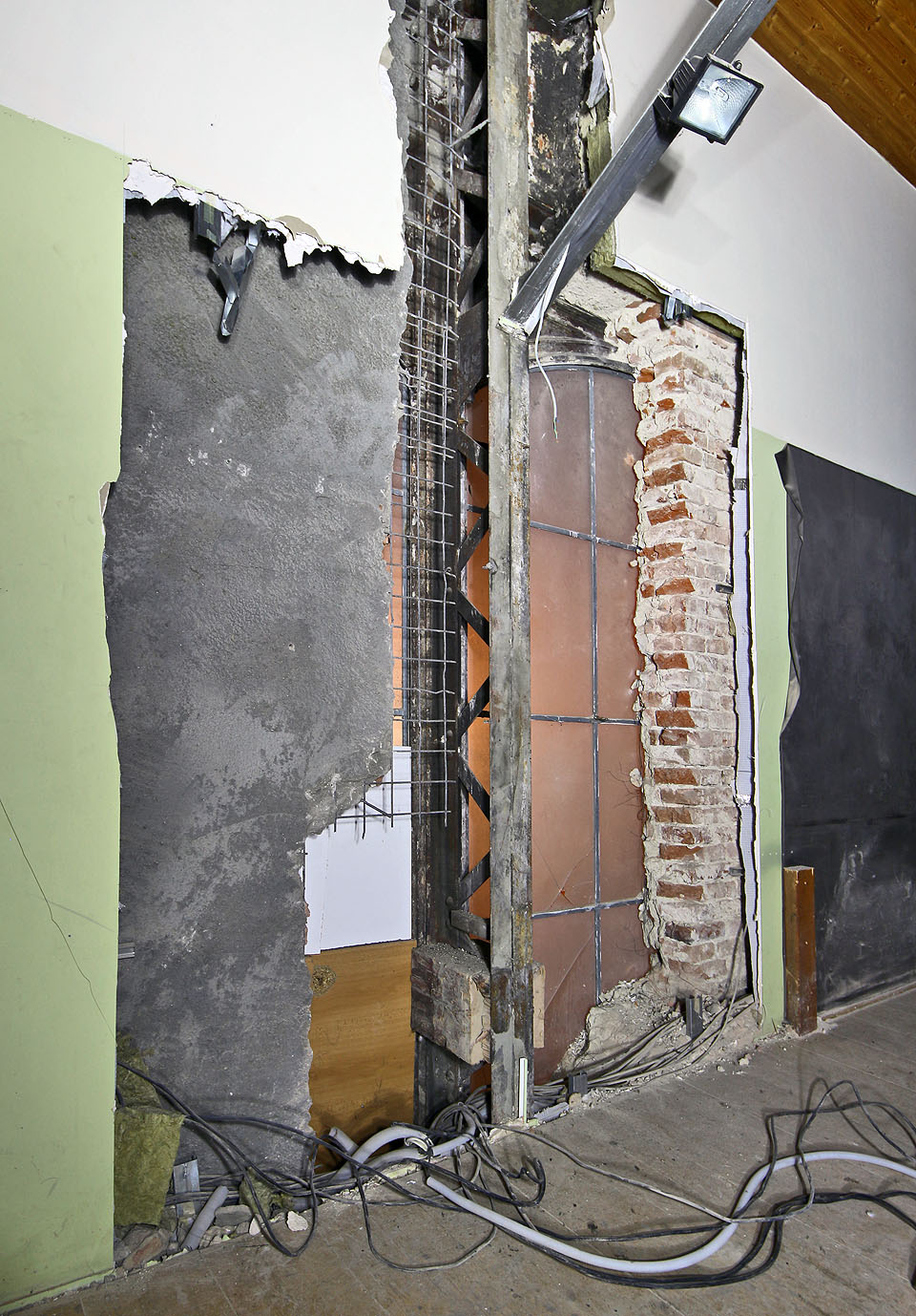 Na jediném místě ze strany do Radlasu byla po roce 2019 druhotná zazdívka tabulkových oken probourána, což vedlo k odhlaení ocelové části konstrukce sálu.