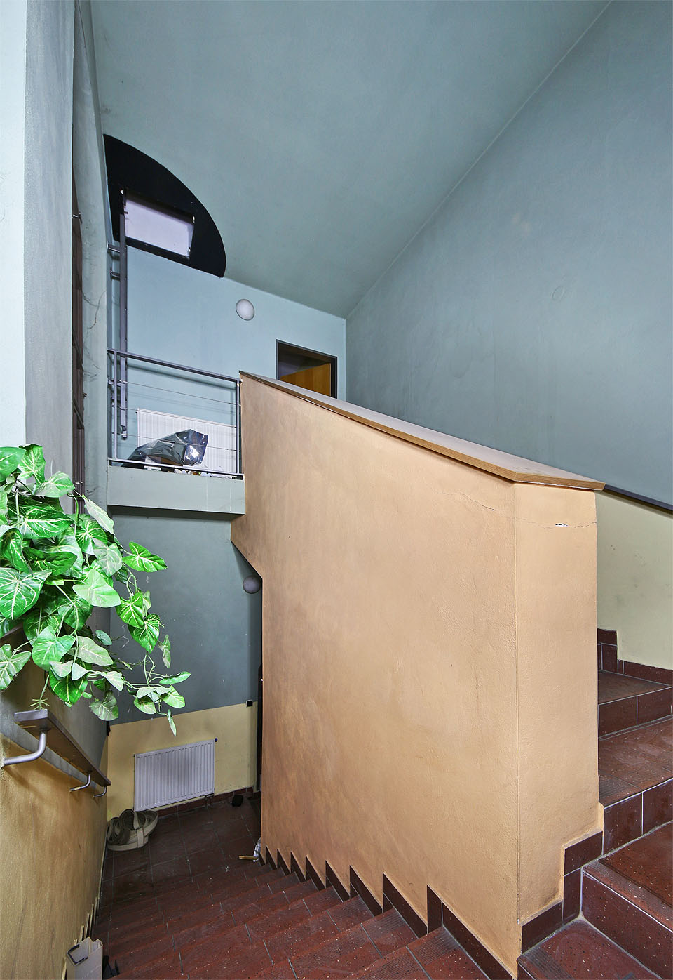 Za zadním půčelím z Vlachy se skrývá schodiště ke kanceláři ředitele.