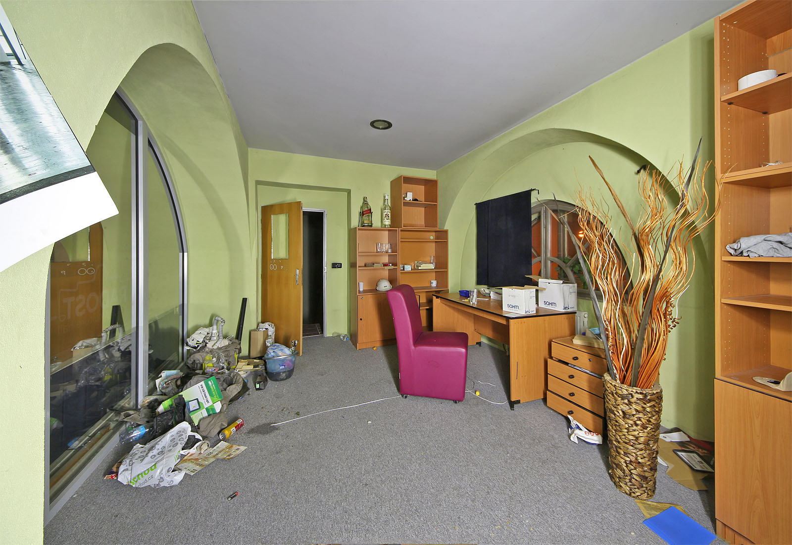 A to je ona kancelář ředitele či vedoucího budovy. Kdo tady asi sedával v roce 1891? Jak vypadlo promítání v roce 1926 a co se dělo na růžové židli v 90. létech 20. století?