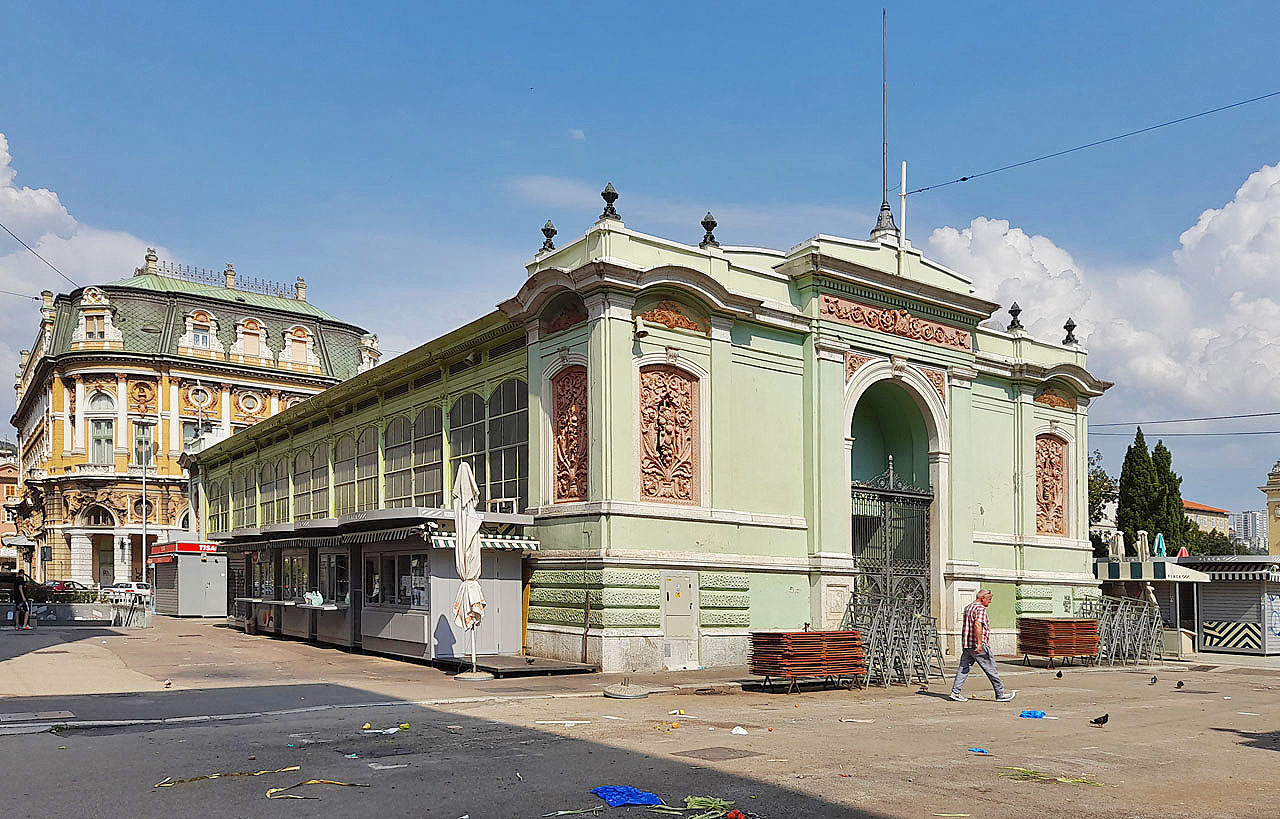 Dvě zelené haly lemují obě strany ulice Verdieva na ploše mezi původním přístavem a ústím Mrtvého kanálu do moře.