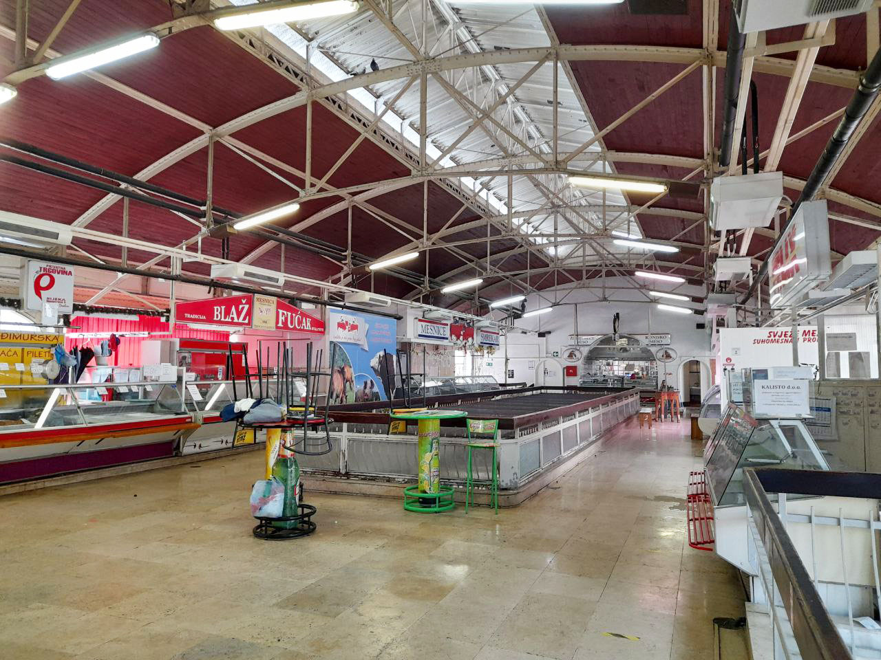 Totožná konstrukce střechy je v Rijece zřetelná, navíc se světlíkem, který dodává prostoru uvnitř dost světla i na důkladné posouzení kvality prodávaného masa.