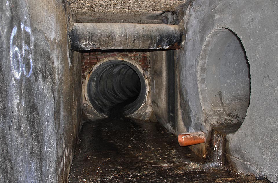 Vyvrcholením tunelu je komora na místě bývalého rybníka Broďáku, do které ústí několik pobočných stok dešťové kanalizace.
