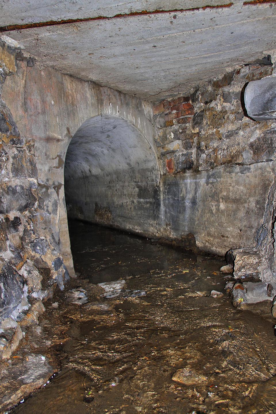 Těžko soudit, zda byl most dříve odkrytý na povrchu a později se dostal do podzemí, nebo jde jen o vyztuženou část tunelu.