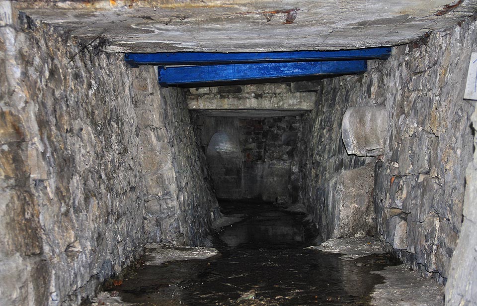 Tunel potoka je zapojen do sítě dešťové kanalizace, přesto jsou do některých odbočných větví zaústěny splaškové odpady z domů na povrchu.