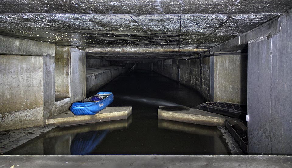 Pohled z prostřední štoly zpět na loď a tunel, kterým již 20 let poklidně proudí čistá voda Svitavského náhonu bez Ponávky.