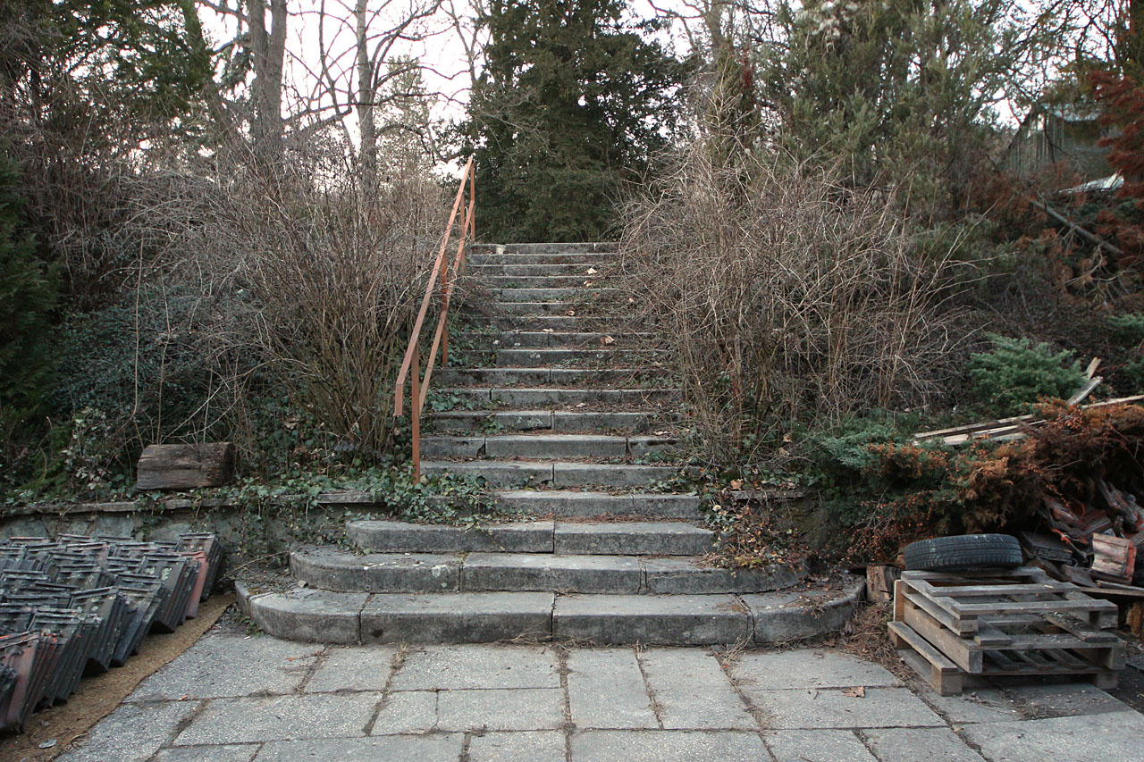 Majestátní schodiště spojuje dvůr vily s rozsáhlou zahradou na svahu Žlutého kopce.