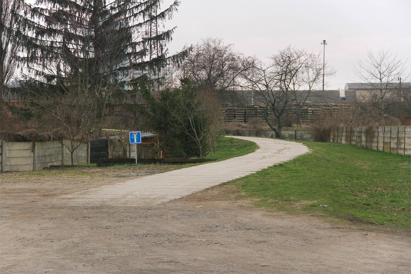 Hranice dvou světů - tady vlečka opouštěla uzavřený prostor nádraží, dnes připomínající Zemi nikoho a stávala se součástí města - další pokračování vedlo přímo ulicí U Vlečky.