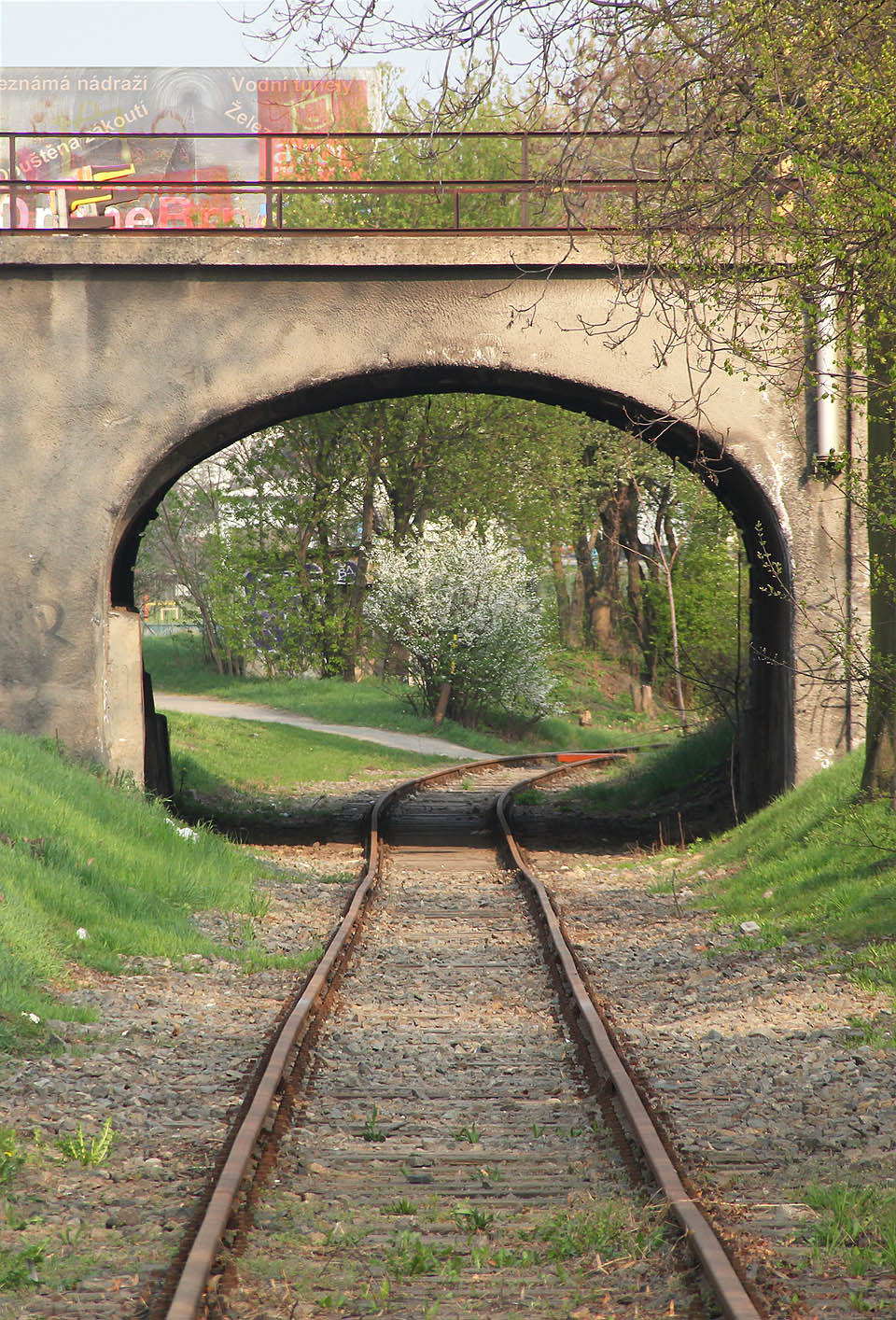 Za předávacím kolejištěm vlečka podchází tratě do Břeclavi, Střelic a Přerova. Jde zřejmě o nejstarší železniční most a jedno z osmi mimoúrovňových železničních křížení v Brně.