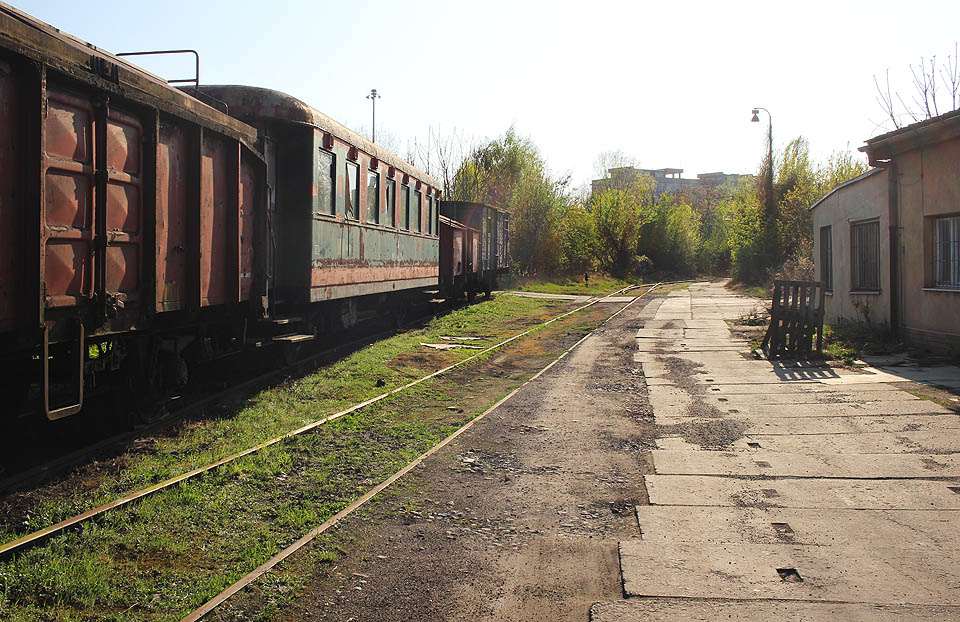 Vlečka odbočuje výhybkou č. 329 z rozpletu kolejí v uzavřeném areálu zrušeného depa Brno dolní nádraží.