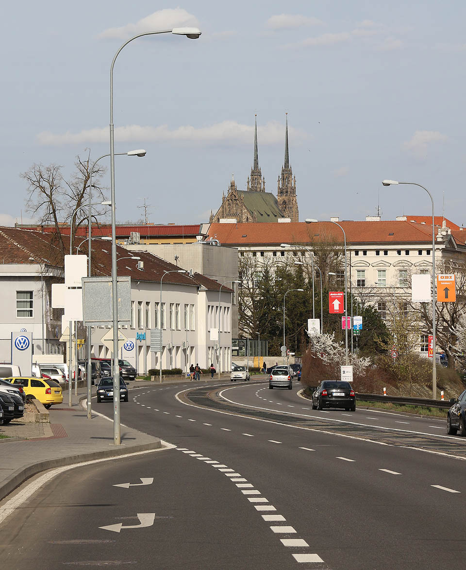 Po čtyřpruhovém městském okruhu ulicí Poříčí vede vlečka uprostřed podobna tramvajové trati.
