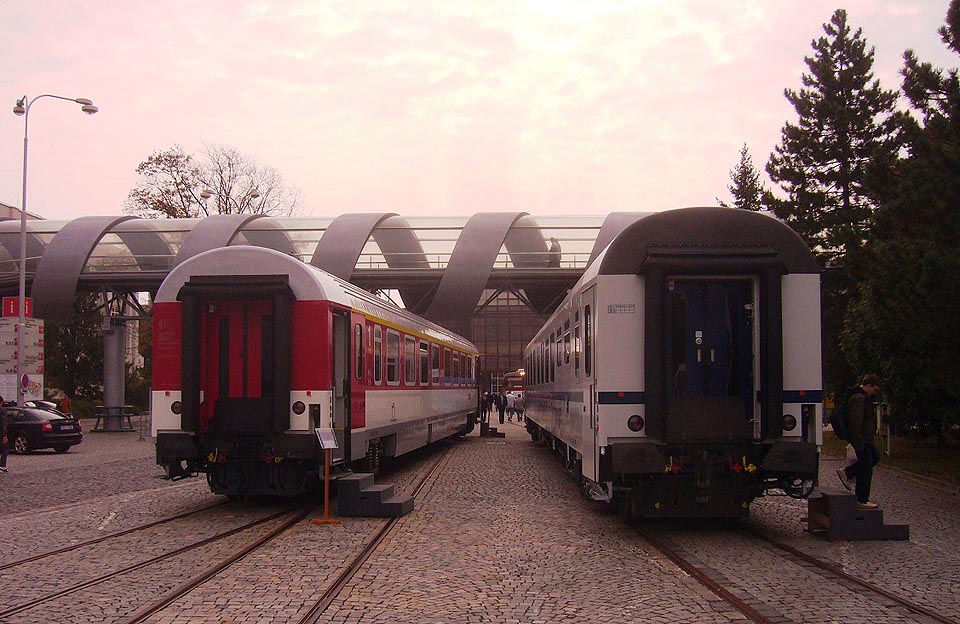 Prezentace slovenských a českých vozů pro vlaky vyšší kvality na kolejích vlečky na brněnském výstavišti v roce 2009.