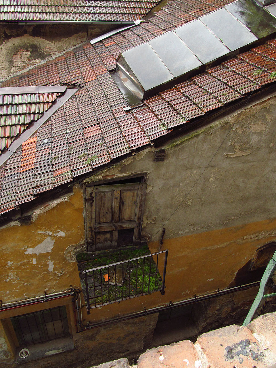 Další ze záhadných balkónků, které snad sloužily k uchycení dávno neexistujících potrubí či lan nebo ukládání zboží.