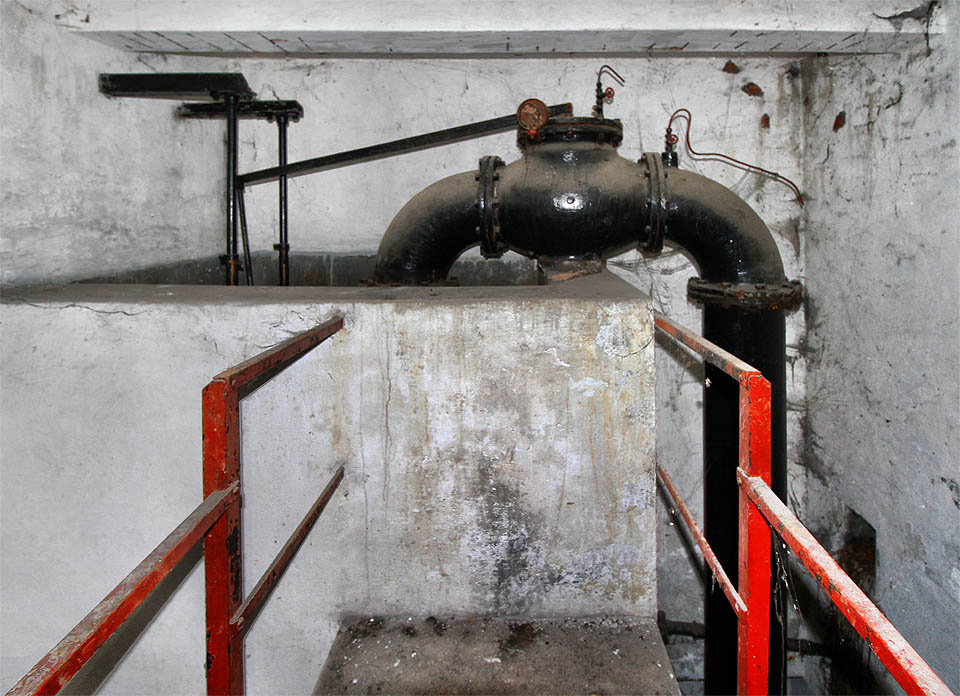Plovákový ventil sloužil k napouštění vody do vodojemů. Princip je totožný s klasickou nádržkou u splachovače.