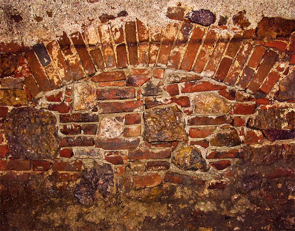Zazděné klenby v cihlové vyzdívce stěn dávají tušit někdejší odbočky, pravděpodobně související s rozvodem vodovodního potrubí.