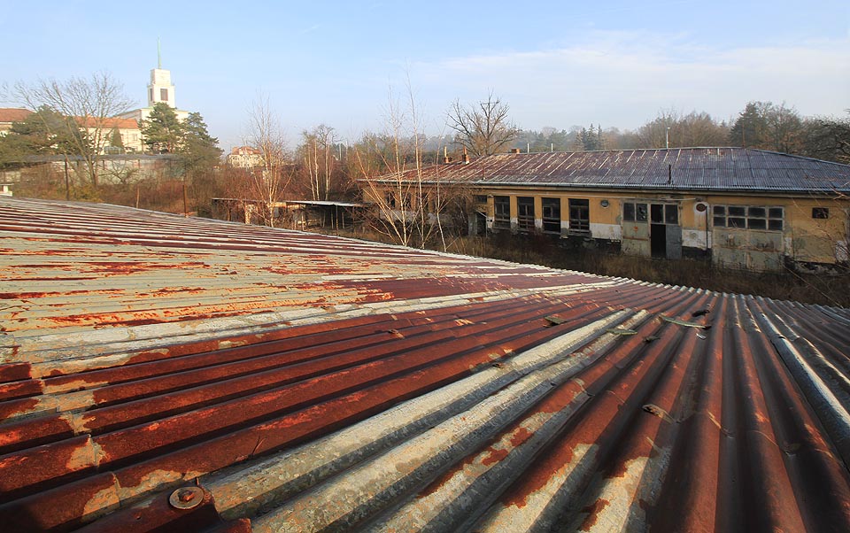Střecha je typicky vojenská, z vlnitého plechu přišroubovaného ocelovými vruty do dřevěné konstrukce. Víceméně neprotéká (pohled z budovy 1 na budovu 2).